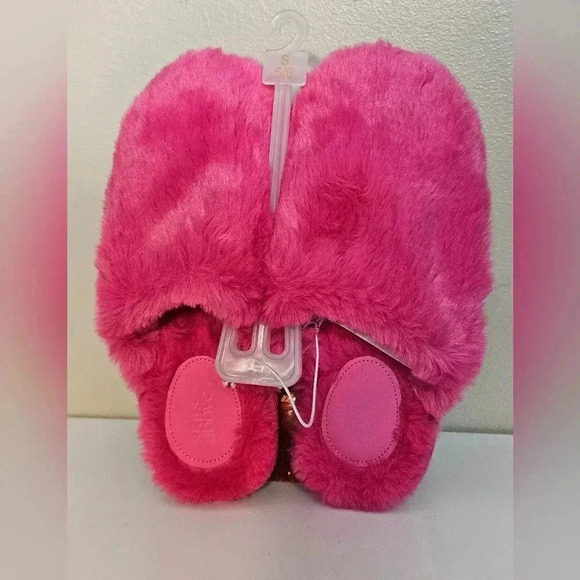 Above S Shoes - Stars Above Pink Faux Fur lady's slip on slippers size 5/6